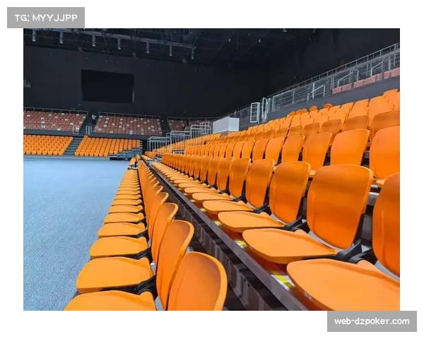 比赛因场馆顶棚轻微漏水暂停十分钟，后清理完毕恢复进行